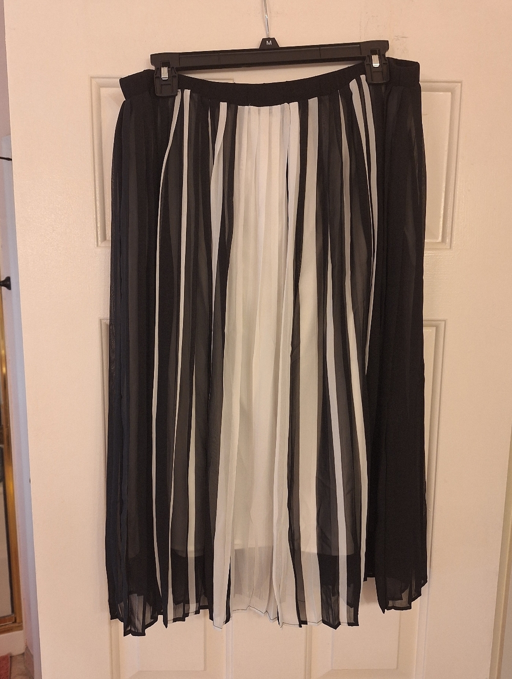 Eva Mendes Pleated Skirt - Picture 4 of 8